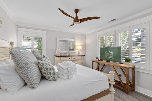 Palms of Hart- 2 Blocks From Beach, Dog Friendly