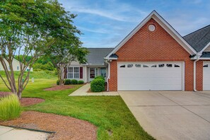 Exterior - Adorable 2 Bedroom One Story Townhouse with Garage (High Point)