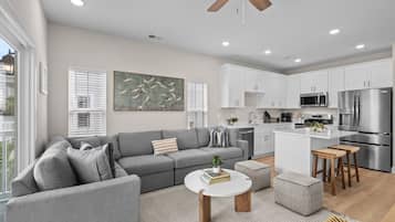 House, Multiple Beds (Sea Level-Across Ocean-Dog Friendly) | Living area