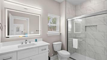 Maison, plusieurs lits (Sea Level-Across Ocean-Dog Friendly) | Salle de bain