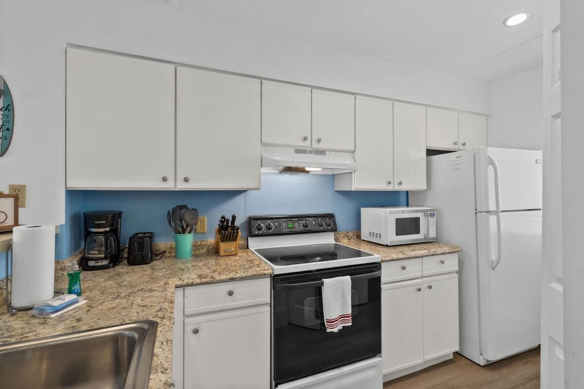 House, Multiple Beds (Myrtle Dunes- Across from Beach, Pet ) | Private kitchen