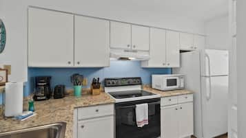 House, Multiple Beds (Myrtle Dunes- Across from Beach, Pet ) | Private kitchen