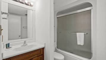 House, Multiple Beds (Myrtle Dunes- Across from Beach, Pet ) | Bathroom