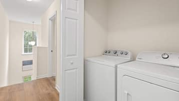 House, Multiple Beds (Queen Kelsey-Mins From Credit One-Pet) | Interior