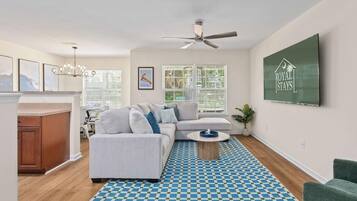 Casa, varias camas (Queen Kelsey-Mins From Credit One-Pet) | Zona de estar