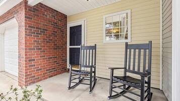 Casa, varias camas (Queen Kelsey-Mins From Credit One-Pet) | Terraza o patio