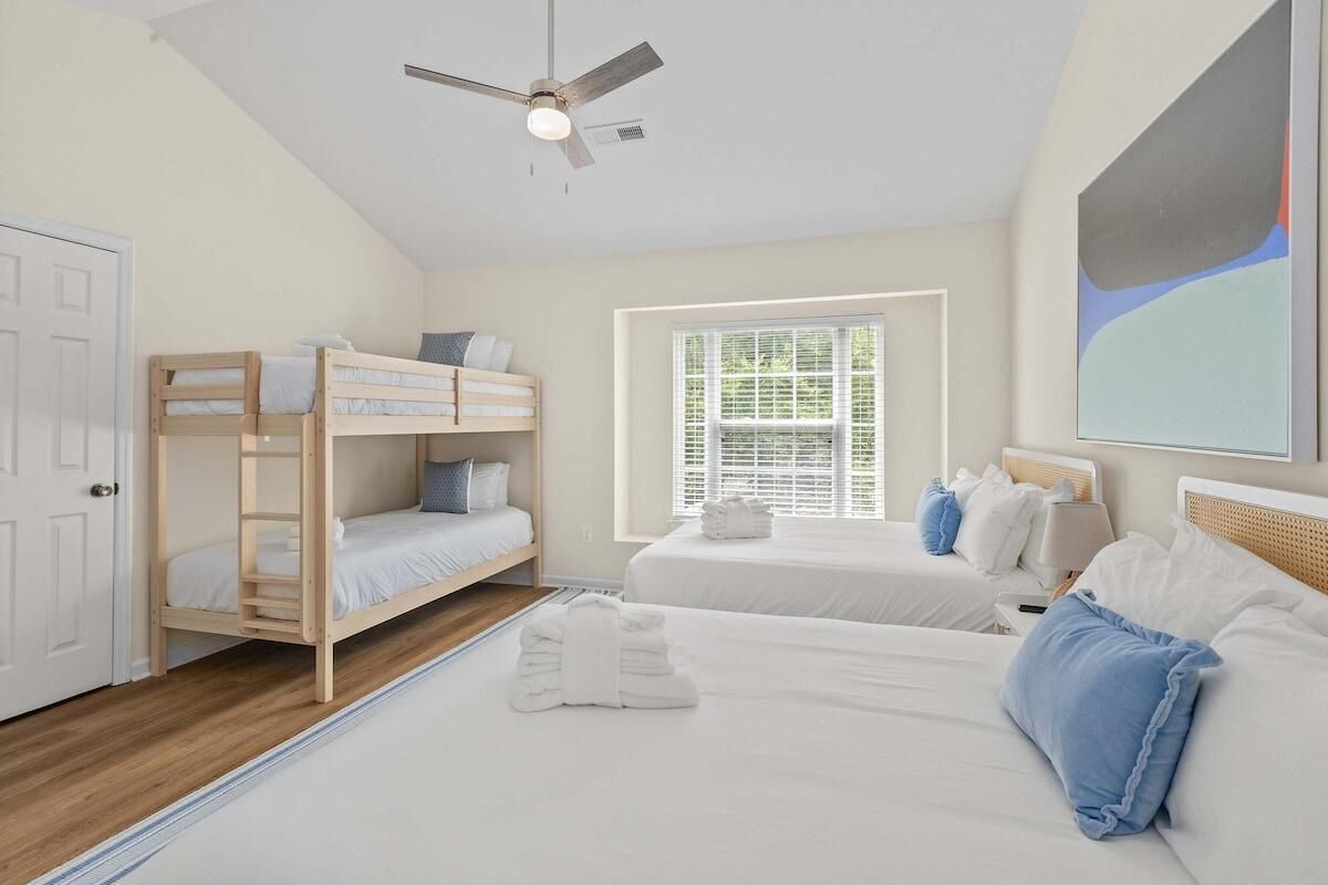 House, Multiple Beds (Queen Kelsey-Mins From Credit One-Pet) | 2 bedrooms