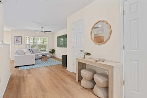 Un salon moderne comprenant un canapé, une table basse et une console en bois dotée de rangements.