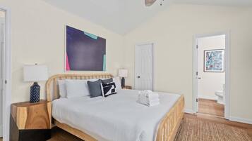 Casa, varias camas (Queen Kelsey-Mins From Credit One-Pet)