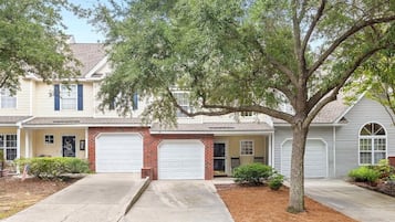 House, Multiple Beds (Queen Kelsey-Mins From Credit One-Pet) | Exterior