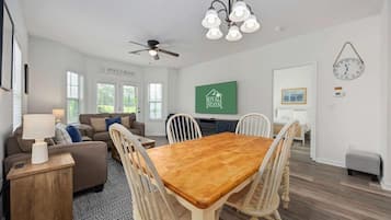 Apartment, Mehrere Betten (Myrtle Golf Escape At Legends-Pool-Pe) | Innenbereich