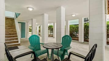 Ferienhaus, Mehrere Betten (Barefoot Beach-Steps To Beach, Pool, ) | Terrasse/Patio