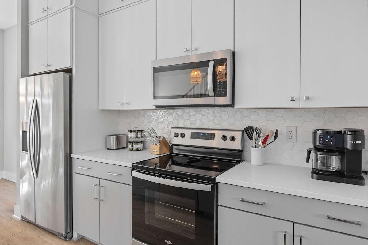 House, Multiple Beds (Sincerely Shem II- 7 min to Beach and) | Private kitchen