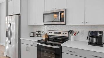 House, Multiple Beds (Sincerely Shem II- 7 min to Beach and) | Private kitchen