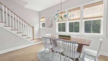 House, Multiple Beds (Sincerely Shem II- 7 min to Beach and) | Dining