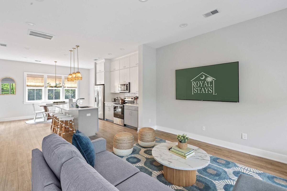 House, Multiple Beds (Sincerely Shem II- 7 min to Beach and) | Living area