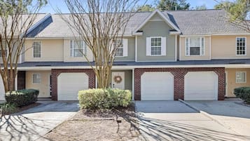 House, Multiple Beds (Boho Ferry- Mins from Credit One- Pet) | Exterior