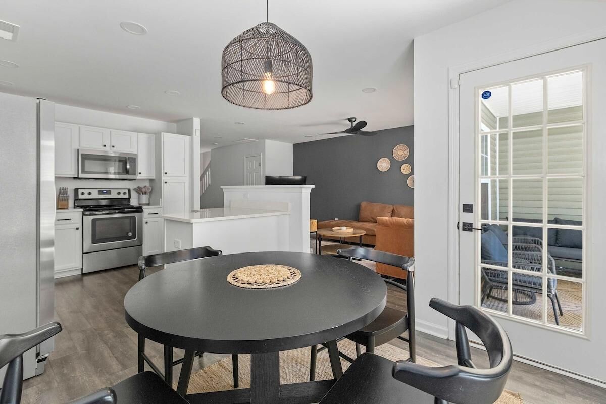 House, Multiple Beds (Boho Ferry- Mins from Credit One- Pet) | Dining