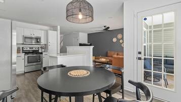 House, Multiple Beds (Boho Ferry- Mins from Credit One- Pet) | Dining