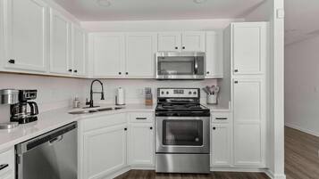 House, Multiple Beds (Boho Ferry- Mins from Credit One- Pet) | Private kitchen