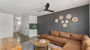 House, Multiple Beds (Boho Ferry- Mins from Credit One- Pet) | Living area