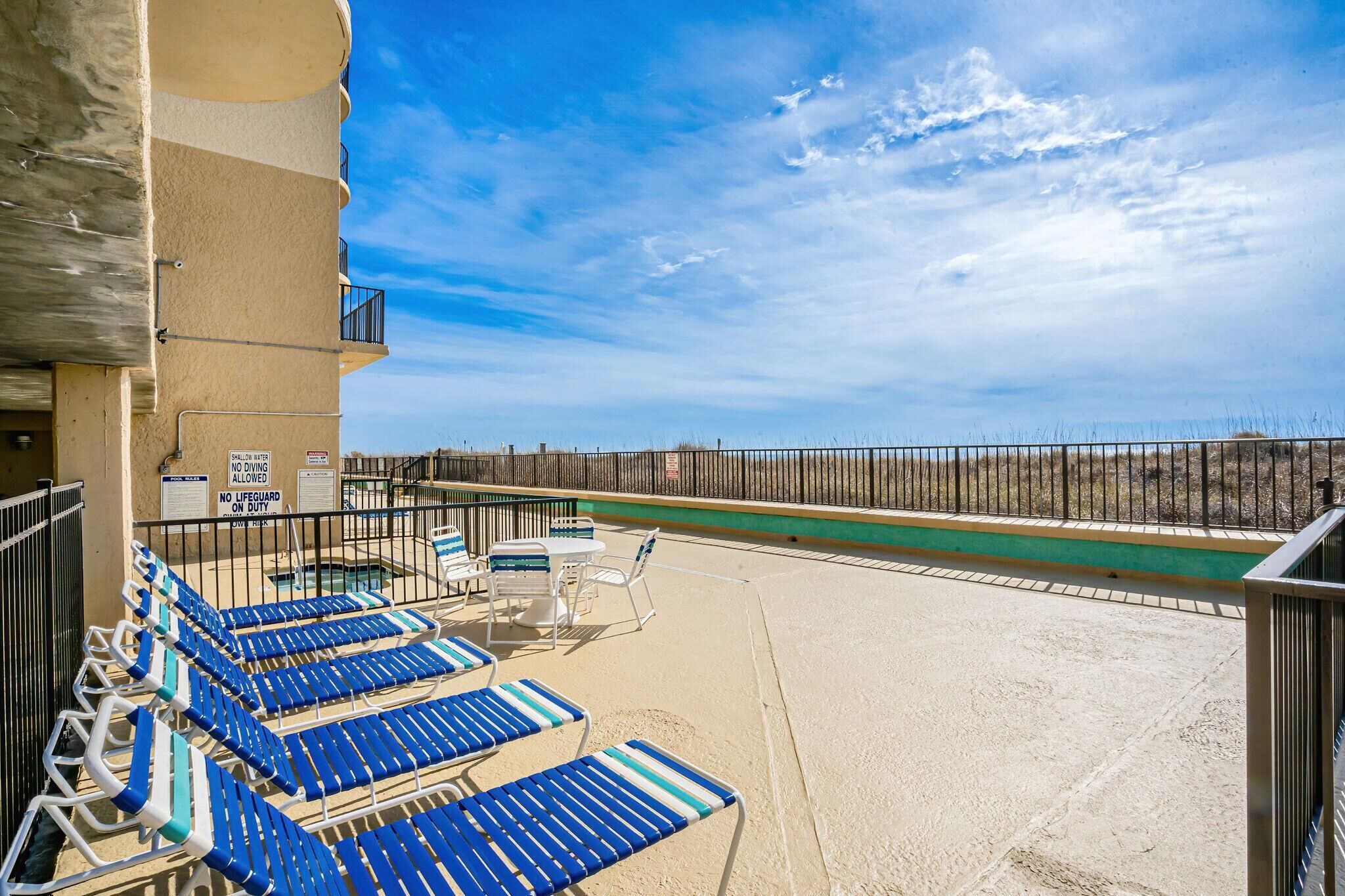 Condo, Plusieurs lits (Beachfront Breeze @ Sea Castle North ) | Restauration en plein air