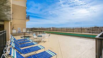 Condo, Plusieurs lits (Beachfront Breeze @ Sea Castle North ) | Restauration en plein air
