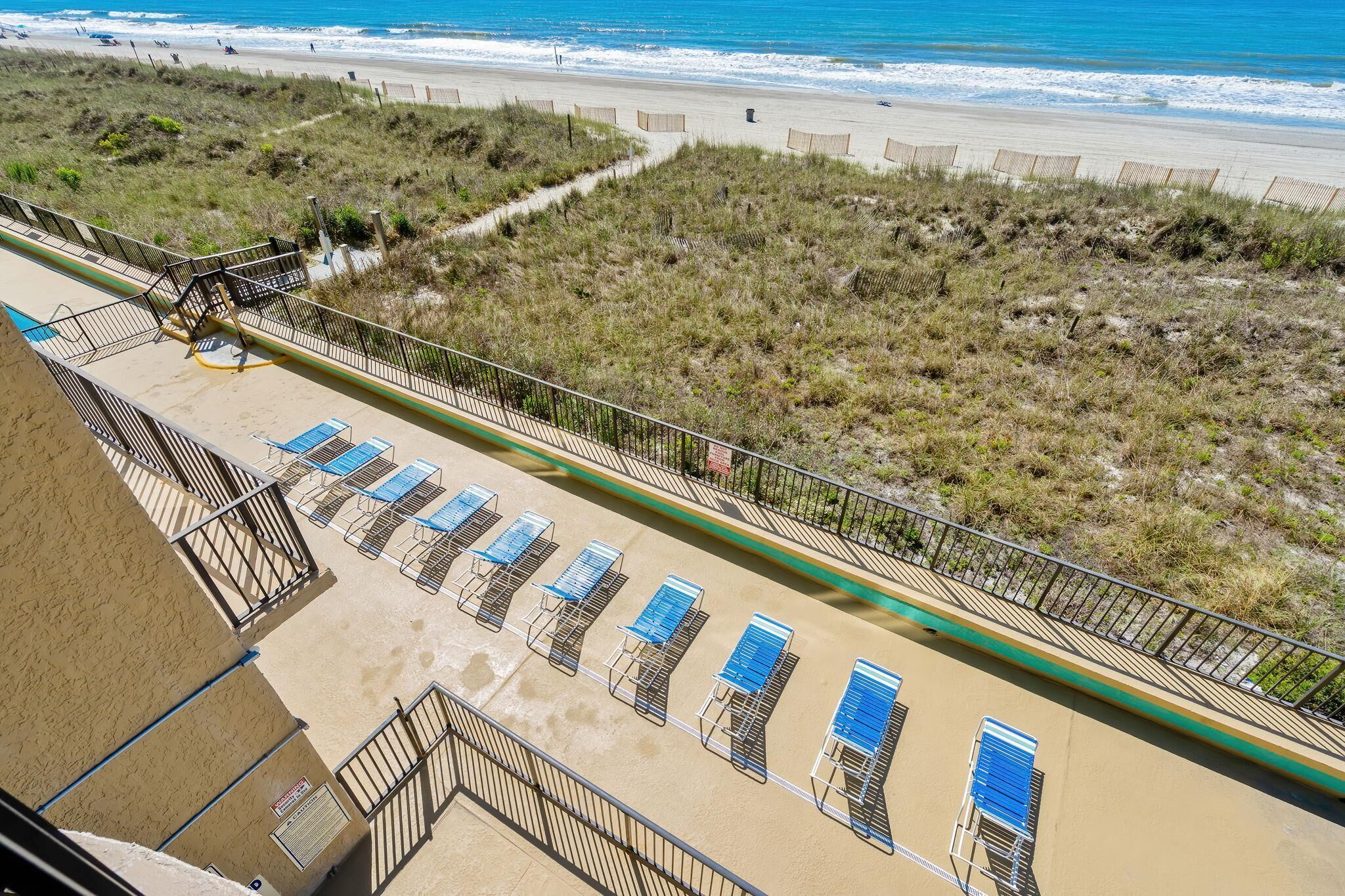 Un hotel al costat de la platja amb terrassa solària, accés directe a la platja i vistes a l'oceà.