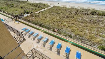 Un hotel al costat de la platja amb terrassa solària, accés directe a la platja i vistes a l'oceà.