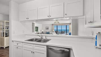 Kondominium, Beberapa Tempat Tidur (Beachfront Breeze @ Sea Castle North ) | Dapur pribadi