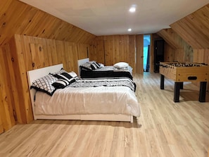4 bedrooms, iron/ironing board, WiFi, bed sheets