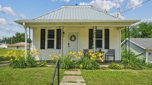 Unclassified image, 5 of 22, button - The Wapsi Snug • Cozy Retreat • Sleeps 6 (Central City)