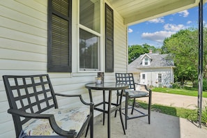 Outdoor dining - The Wapsi Snug - Cozy Retreat Near the Wapsi (Central City)