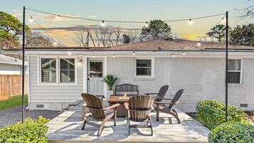 House, Multiple Beds (Old Village Palmetto- Pet Friendly) | Outdoor dining