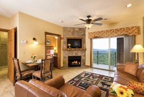 Living area - Two Bedroom with gorgeous mountain views; minutes from Gatlinburg/Pigeon Forge (Gatlinburg)
