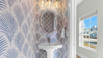 House, Multiple Beds (Almost Heaven on Sunset-Pool-Walk to ) | Bathroom