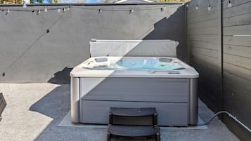 Hus, flere senger (Suite Magnolia II, Hot Tub & Pet Frie) | Utendørs boblebad