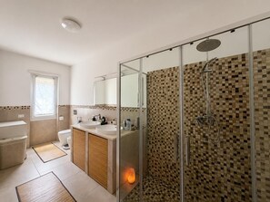 Dusch, bubbelbadkar, hårtork och bidé