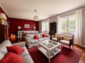 Living area - A 5-minute drive from Ostia, nestled in the beautiful setting of a pine forest—a family-friendly villa. (Lazio)