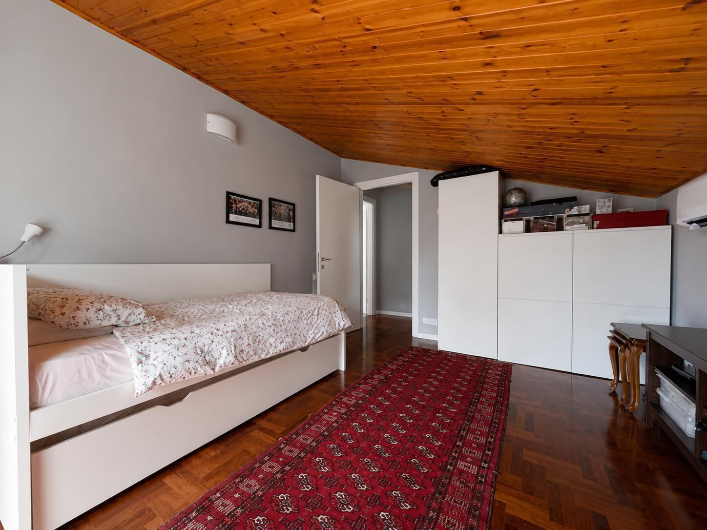 4 bedrooms, iron/ironing board, internet, bed sheets