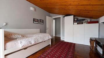 4 bedrooms, iron/ironing board, internet, bed sheets