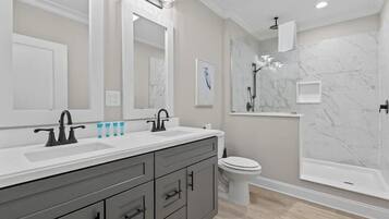 Casa, várias camas (Beach Belle- Pet Friendly- Luxury Edi) | Banheiro