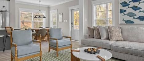 Casa, várias camas (Beach Belle- Pet Friendly- Luxury Edi) | Área de estar