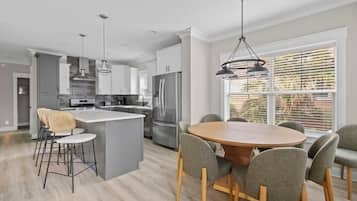 Casa, varias camas (Beach Belle- Pet Friendly- Luxury Edi) | Restaurantes