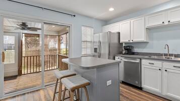 House, Multiple Beds (Bluemarsh Escape-Pet Friendly-8 mins ) | Private kitchen