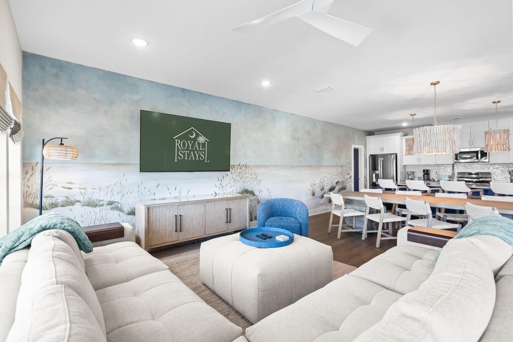 Casa, varias camas (Between Tides-Pool- Walk to Beach) | Área de sala de estar