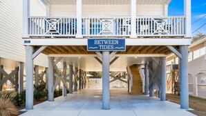 Un espacio al aire libre techado con un letrero que dice "BETWEEN TIDES".