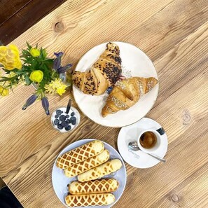 Petit déjeuner en libre-service servi tous les jours en supplément