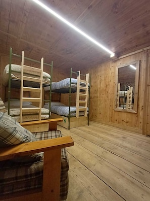 Habitación, varias camas | Wifi gratis y ropa de cama