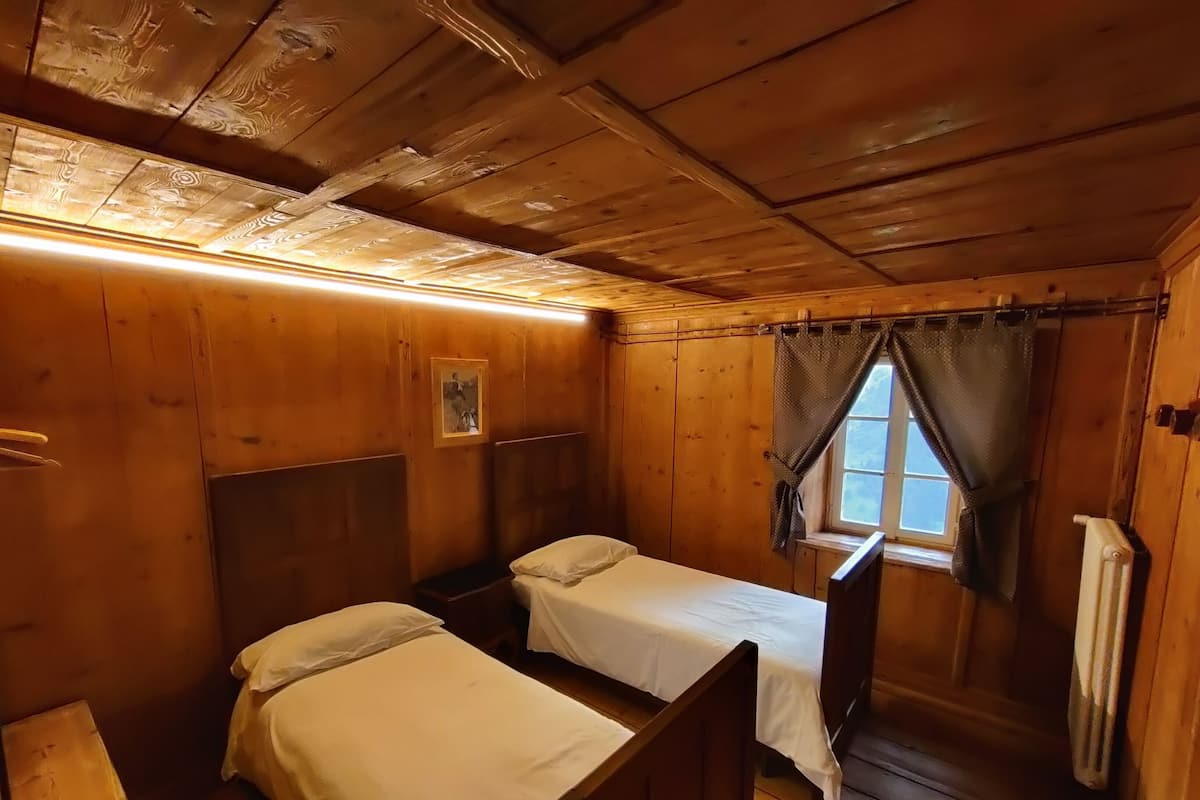 Twin Room | WiFi (free), bed sheets